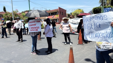 Se manifiestan frente al SAPAC en avenida Morelos, por falta de agua
