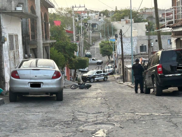 En el sitio quedó tirada la moto en la que viajaban los agraviados.