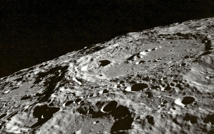 Descubren múltiples fuentes de agua en el suelo lunar