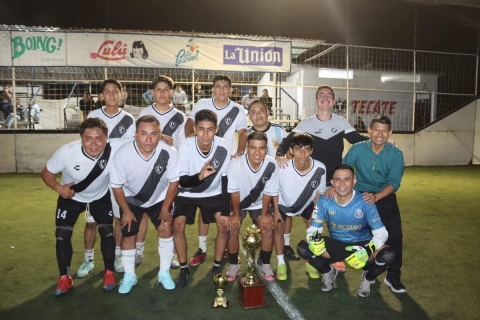 Los Cuervos FC mostraron superioridad en todo el partido y se quedaron con el campeonato del Torneo Empresarial de la cancha La Cascada.