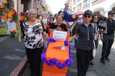  La mañana del viernes, decenas de personas se manifestaron en calles del primer cuadro de la capital morelense.