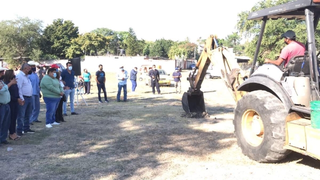 Los padres vieron con alivio que por fin comenzó la ejecución de la obra en Tlaltizapán. Ahora deberán esperar que se destinen más recursos para terminarla.