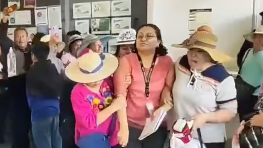 Campesinos exigen devolución de impuestos y cierran oficinas del SAT en Puebla