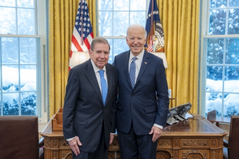 Biden se reúne con Edmundo González y respalda su victoria en Venezuela