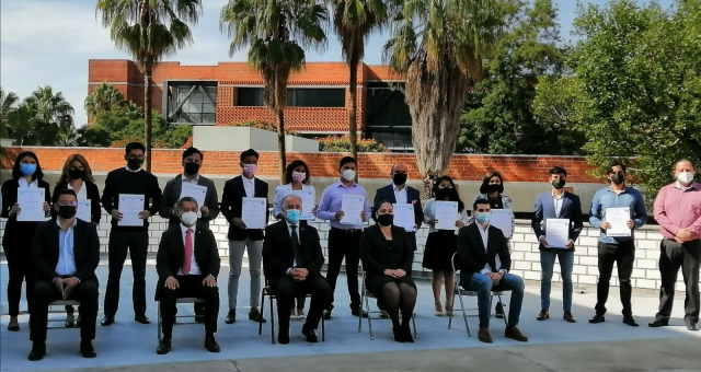 Primera generación de egresados del centro atractor de negocios UAEM