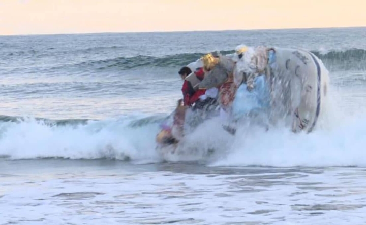 Reyes magos sufren accidente y caen al mar.