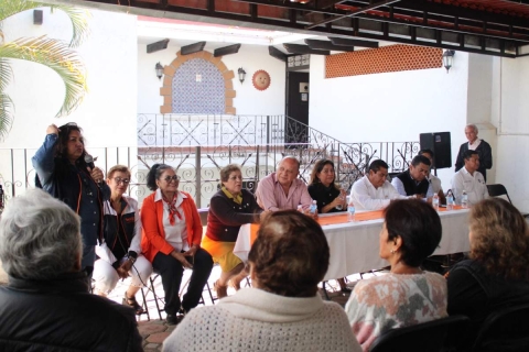 Autoridades del IEBEM y del sindicato magisterial entregaron los pagos a 81 maestros en retiro. 