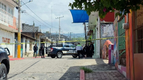 Mientras algunos policías resguardaban la escena del crimen, otros fueron en busca del homicida.