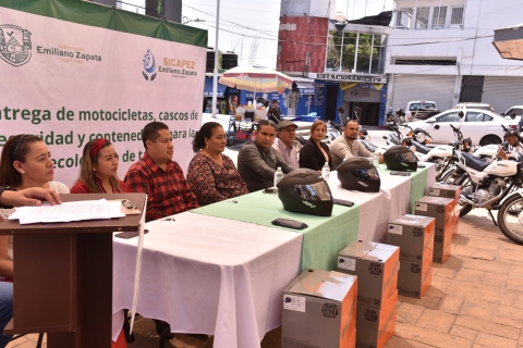 Respalda Santos Tavarez a Sicapez con entrega de motocicletas