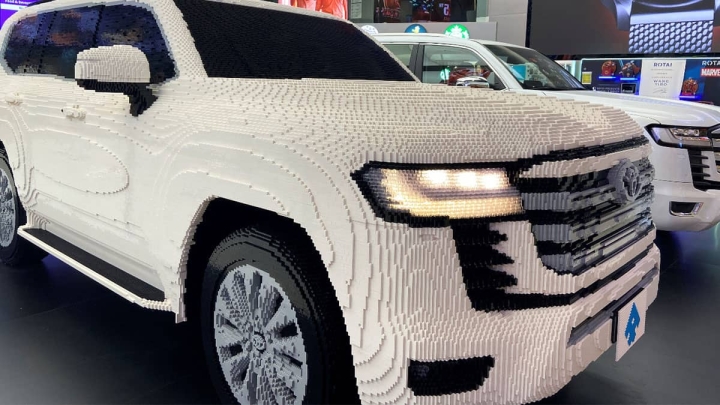 Construyen camioneta con legos.