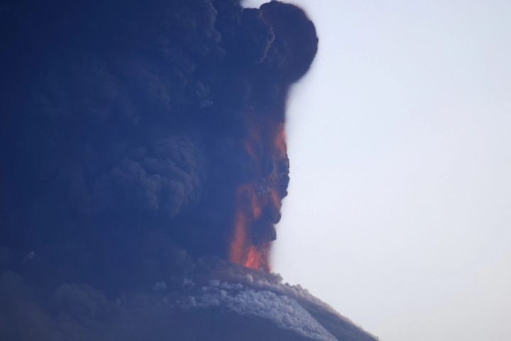En la imagen, el volcán Klyuchevskoy, uno de los más altos del mundo, expulsa materiales piroclásticos en la península rusa de Kamchatka, el 1 de noviembre de 2023. 