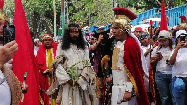 Realizan tradicional representaci&oacute;n del Viacrucis en Ocotepec