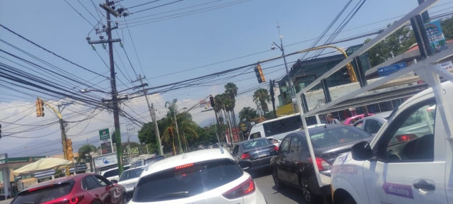 Tráfico en la avenida Domingo Diez, en Cuernavaca