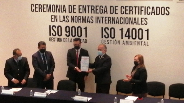 Ceremonia de entrega de certificados en normas internacionales ISO 9001 e ISO 14001 en la UAEM