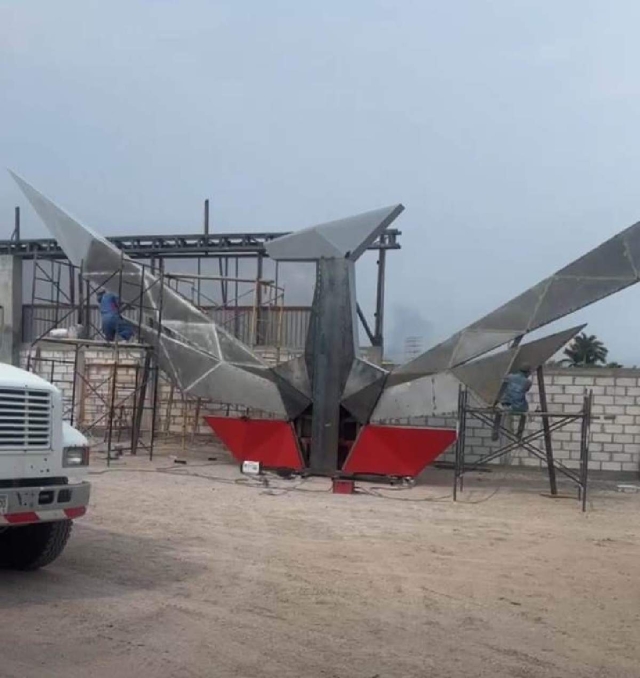 La que el edil llamó “polémica” escultura, llegó este lunes y comenzó a armarse para instalar la primera parte en la glorieta donde se ubicará de manera definitiva.