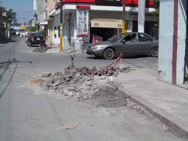 Calles del primer cuadro de Jojutla comenzaron a ser excavadas para hacer conexiones a una nueva tubería de agua, pendiente desde hace dos años.