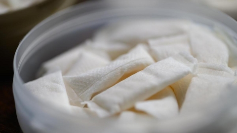 Francia prohibirá bolsas de nicotina para frenar adicción juvenil