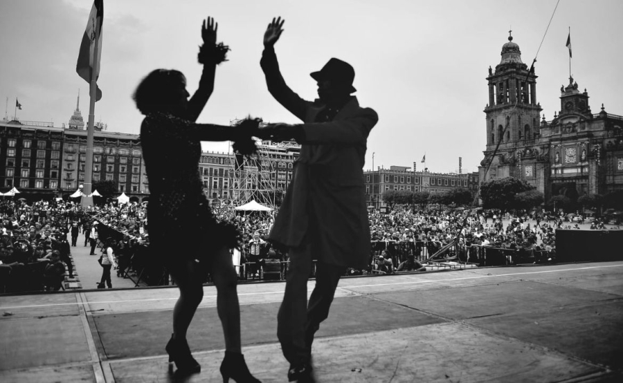 Miles abarrotan el Zócalo en el Gran Baile Sonidero del Festival Noche de Primavera