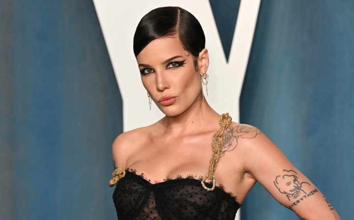 Halsey revela batalla contra lupus y leucemia