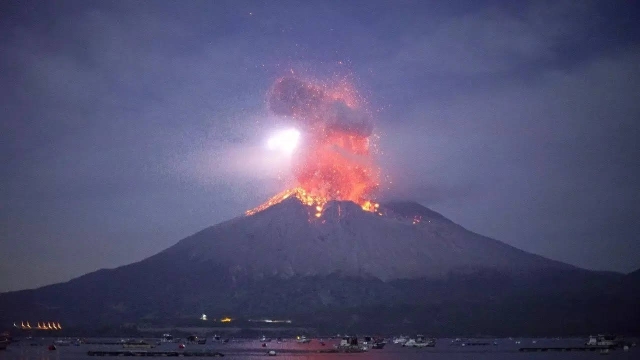 Alerta máxima en Japón por la erupción del volcán Sakurajima
