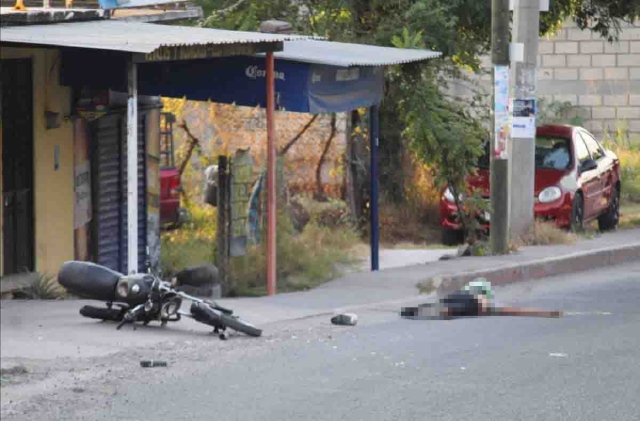 La víctima viajaba en una motocicleta, que quedó al lado del cadáver.