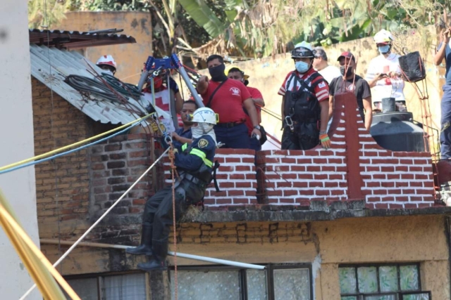 Los rescatistas realizaron maniobras durante aproximadamente tres horas para sacar el cuerpo.