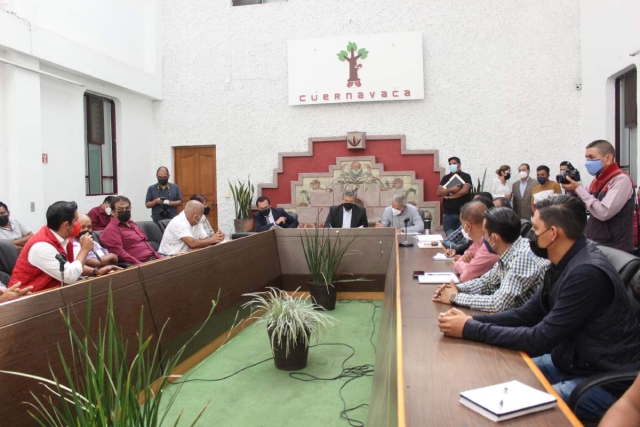 Aspirantes a ayudantes municipales, en diálogo con el edil José Luis Urióstegui.  