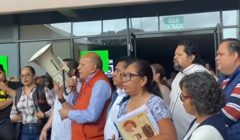 Asegura líder del SNTE a manifestantes en IEBEM que se revisará cada caso de los trabajadores despedidos