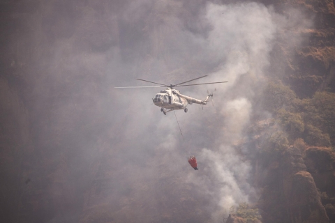 Continúan operaciones por tierra y aire para sofocar el incendio en Tepoztlán