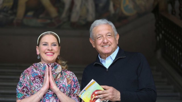 AMLO y Beatriz Gutiérrez festejan el Día del Niño con lectura de cuento