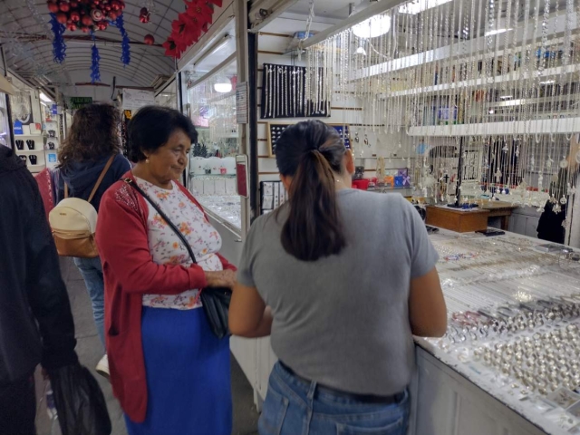 Las fiestas de fin de a&ntilde;o son ocasi&oacute;n especial para la venta de los productos de plata en la plaza ubicada en el Centro de Cuernavaca, celebraron artesanos del lugar.  