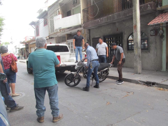 Vecinos de la colonia protestaron porque los agentes de Investigación Criminal incautaron una motocicleta que estaba estacionada frente al domicilio de uno de los asesinados.