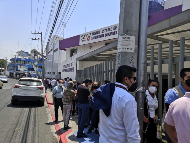 Acude personal de salud a vacunación anticovid en hospital Parres