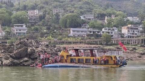 20 desaparecidos tras volcadura de botes en río Wu, China