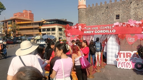 Instala diputada Andrea Gordillo m&oacute;dulo de fotos por el D&iacute;a del Amor y la Amistad, en el centro de Cuernavaca