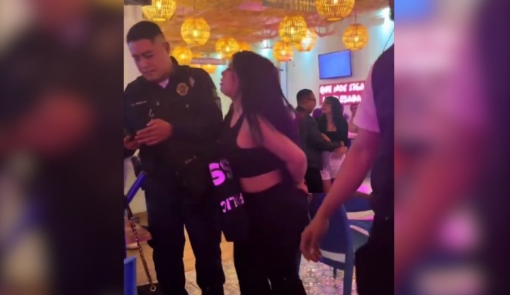 'Lady Sinaloa' provoca caos en restaurante y se enfrenta a polic&iacute;as en Guadalajara