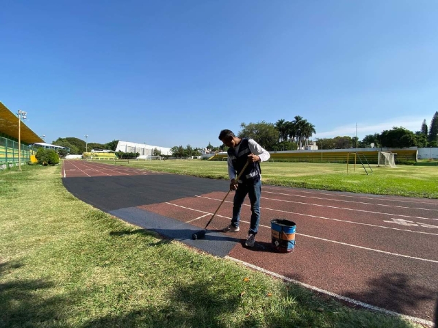 La pista de atletismo y la cancha de futbol estarán cerradas al público durante varias semanas.