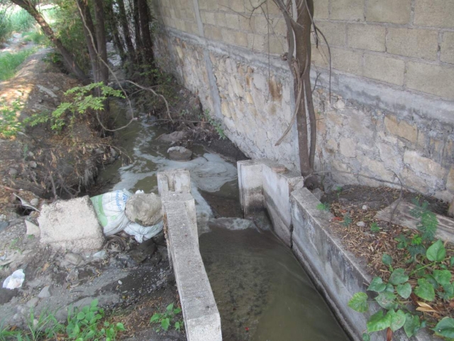 Las aguas negras escurren por los canales y llegan a los campos de cultivo de la zona baja de la colonia Lázaro Cárdenas.