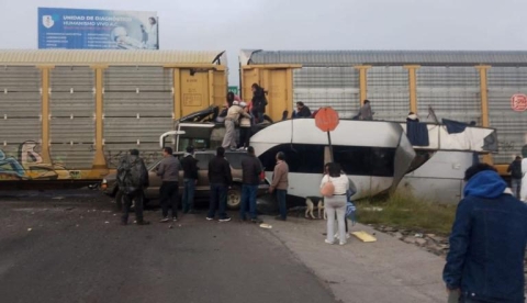 Autobús arrollado por tren en Atlacomulco deja ocho muertos y 45 heridos