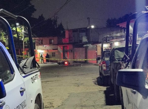 En el lugar del ataque quedó tirada la motocicleta en la que viajaban las víctimas.