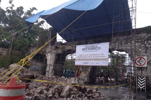 El arco de San Carlos resultó con daños considerables.