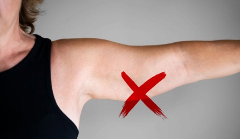 El ejercicio simple y efectivo para reducir la flacidez en brazos después de los 50