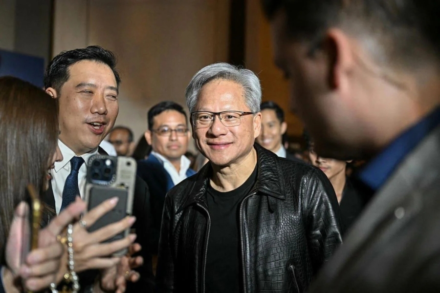 Trump se reúne con el CEO de Nvidia antes de anunciar aranceles a semiconductores