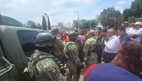 Los pobladores se opusieron al operativo, que se realizó en contra de un grupo criminal.