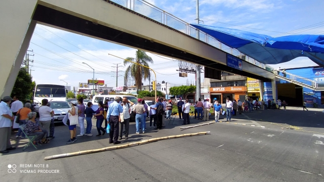 Asociación Cívica Morelense cierra bulevar Cuauhnáhuac; exigen pago de vales