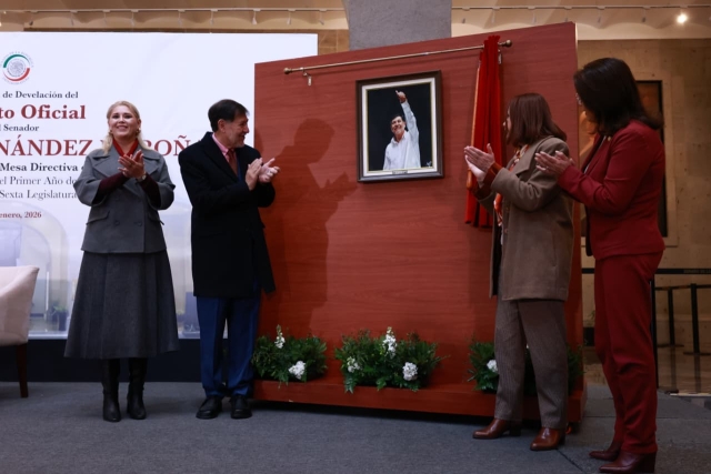 Fern&aacute;ndez Noro&ntilde;a devela su retrato oficial como presidente del Senado