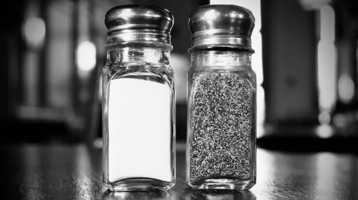 Cómo evitar que la sal se apelmace por la humedad: Truco fácil con pimienta