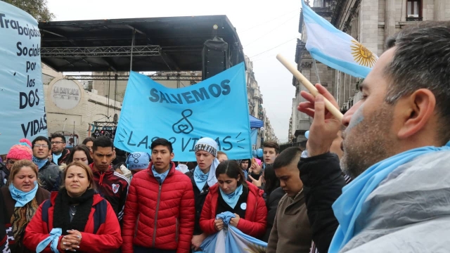 La ley argentina, no es necesario el consentimiento del padre para que una mujer interrumpa su embarazo.