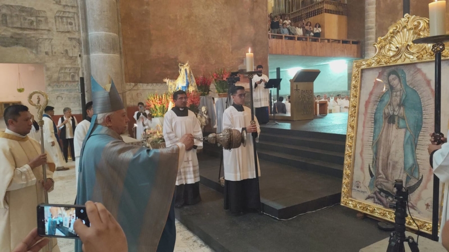 Encabeza obispo de Cuernavaca celebración por la entronización de la tilma de Guadalupe