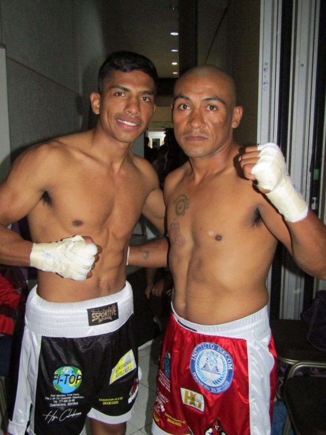 Walter Hernández (derecha) y Raymundo Rojas, pugilistas del gimnasio Reyes Boxing, se agrandaron ante su afición, en la función “Comando Mexicano” y fueron despedidos entre ovaciones y aplausos, por su entrega en el cuadrilátero.